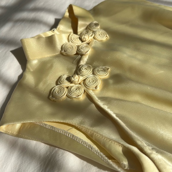 Vintage 90’s Satin Pastel Yellow Traditional Asian Dress With Sparkly Lily’s - Picture 5 of 10
